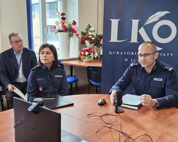 Odprawa z udziałem Policji Lubelskiej w Kuratorium Oświaty w Lublinie - na zdjęciu Komendant Miejski Policji w Lublinie młodszy inspektor Adam Beczek oraz podinspektor Dorota Gil Naczelnik Wydziału Prewencji Komendy Wojewódzkiej Policji w Lublinie