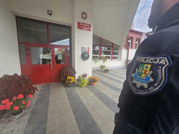 Zdjęcia z wzmożonych działań prewencyjnych w placówkach oświatowych powiatu włodawskiego