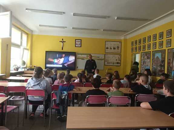 „Życie to nie gra. Masz je tylko jedno” spotkania policjantów z uczniami szkół w Urszulinie i Starym Brusie