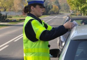 fot. poglądowa.: policjantka ruchu drogowego podczas kontroli drogowej