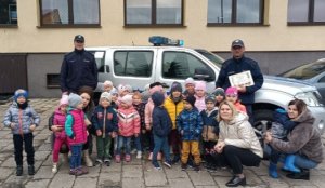 pamiątkowe zdjęcie policjantów z przedszkolakami