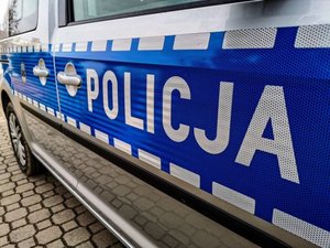 bok radiowozu z napisem Policja