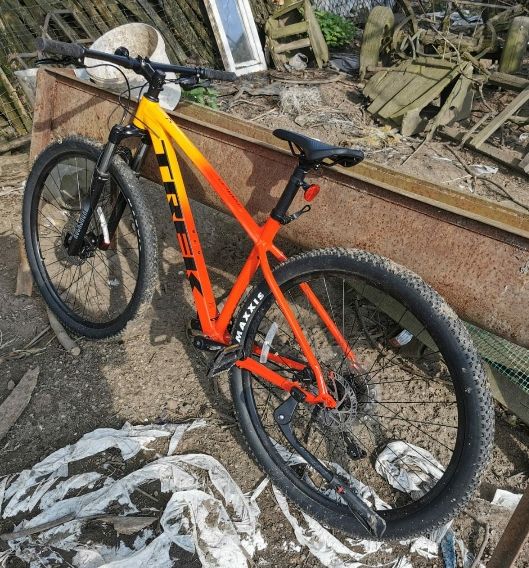 pomarańczowo żółty rower górski